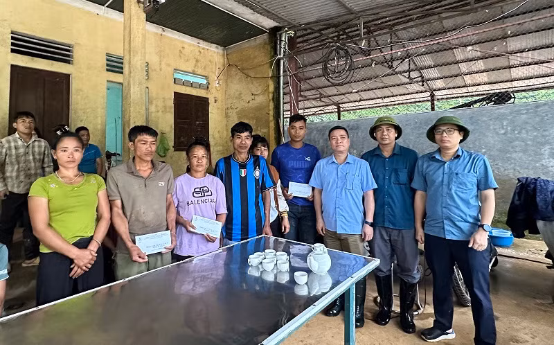 Ông Nguyễn Công Tám, Tổng giám đốc Công ty Cổ phần cao su Điện Biên trao hỗ trợ các gia đình công nhân bị thiệt hại do lũ quét Mường Pồn.