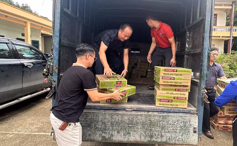 Các doanh nghiệp thành viên Hiệp hội Doanh nghiệp tỉnh Điện Biên chuyển hàng hỗ trợ đến nhân dân xã Mường Pồn.