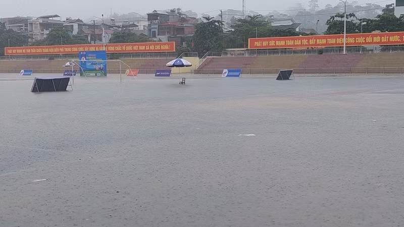 Theo ghi nhận của phóng viên, toàn bộ diện tích trong sân vận động Điện Biên đã ngập nước trong sáng ngày 9/6, khiến các trận đấu trong khuôn khổ Giải bóng đá U15 các dân tộc thiểu số tỉnh Điện Biên phải tạm dừng.