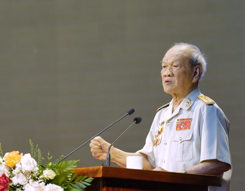 Đại tá Nguyễn Hữu Tài, nguyên Chủ nhiệm Chính trị, Trung đoàn 209, Đại đoàn 312 trong Chiến dịch Điện Biên Phủ, xúc động khi kể lại những tháng ngày cùng đồng đội anh dũng chiến đấu trong Chiến dịch Điện Biên Phủ.