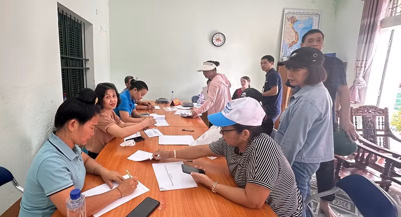 Thành viên Ban Tiếp nhận vận động ủng hộ lũ quét ở Mường Pồn tiếp nhận tiền ủng hộ của các tổ chức, cá nhân.