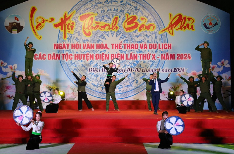Tiết mục văn nghệ đặc sắc chào mừng ngày hội thu hút đông đảo nhân dân theo dõi, cổ vũ.