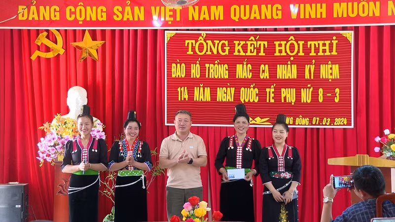 Lãnh đạo xã Rạng Đông, huyện Tuần Giáo trao phần thưởng cho đội thi có thành tích cao trong đào hố trồng cây mắc-ca.