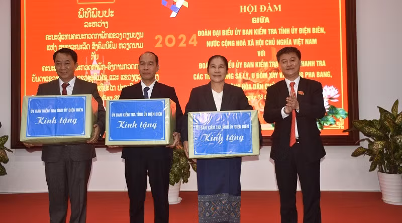 Đồng chí Nguyễn Sỹ Quân, Chủ nhiệm Ủy ban Kiểm tra Tỉnh ủy Điện Biên trao quà tặng đoàn công tác 3 tỉnh Bắc Lào.
