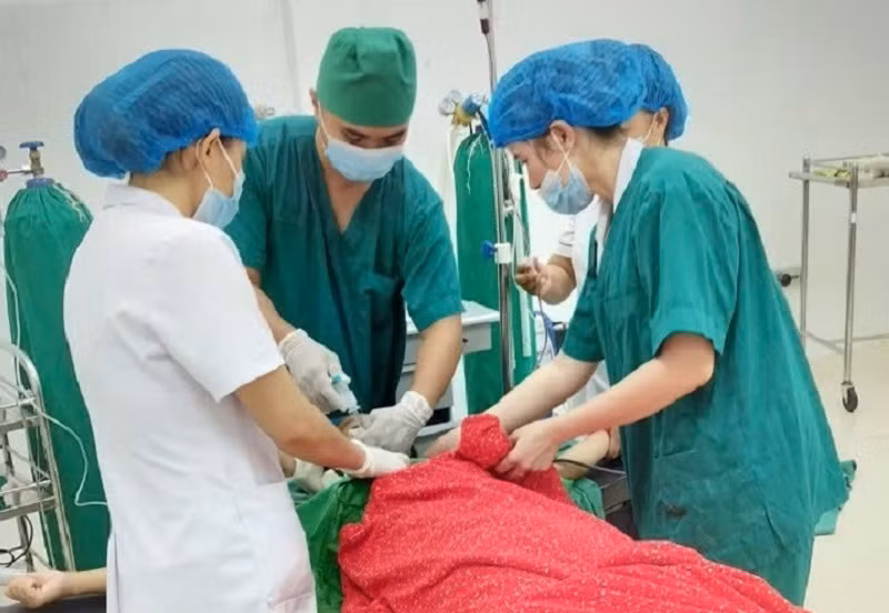 Các bác sĩ Bệnh viện Trung tâm Y tế huyện Nậm Pồ nỗ lực cấp cứu, điều trị cho bệnh nhân S.