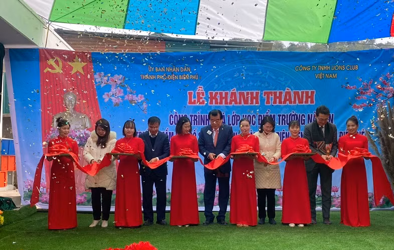 Đại diện lãnh đạo Ủy ban nhân dân thành phố Điện Biên Phủ cùng lãnh đạo Công ty trách nhiệm hữu hạn Lions Club Việt Nam cắt băng khánh thành, đưa điểm trường Nà Pen vào sử dụng.