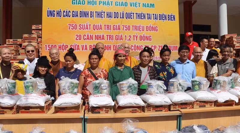 Đoàn công tác của Ban Từ thiện xã hội Trung ương Giáo hội Phật giáo Việt Nam cùng các đồng chí lãnh đạo tỉnh Điện Biên trao quà đến bà con nhân dân xã Mường Pồn.