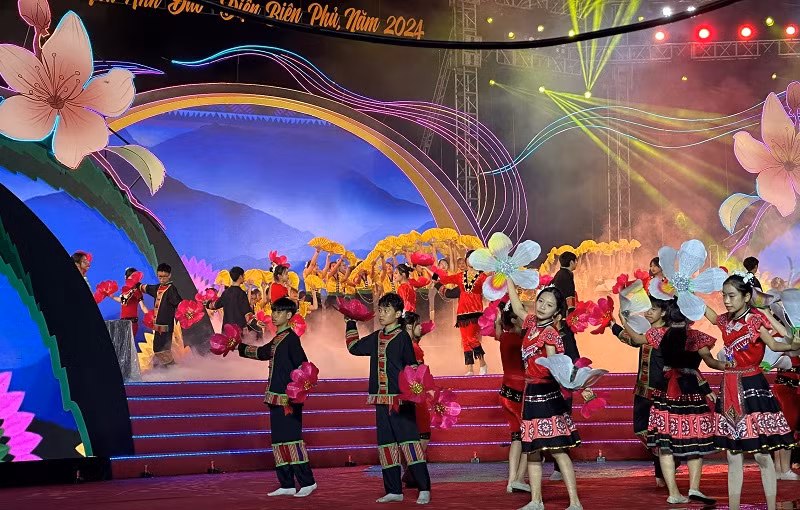 Tiết mục múa hát mở màn thu hút sự theo dõi đặc biệt của nhân dân, du khách tại Điện Biên.