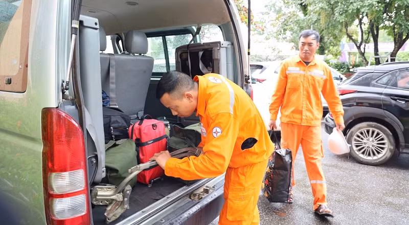 Thành viên Đội xung kích Công ty Điện lực Điện Biên chuẩn bị trang thiết bị về Hải Phòng khắc phục thiệt hại do bão.