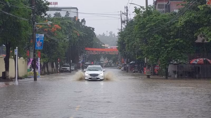 Việc di chuyển của các phương tiện qua đoạn đường cạnh sân vận động tỉnh Điện Biên hết sức khó khăn.