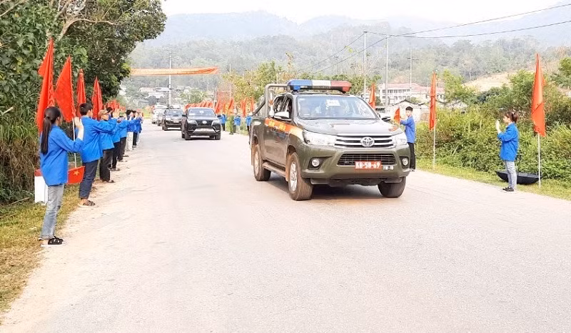 Trên mỗi chặng đường các đoàn diễu binh, diễu hành đi qua đều nhận được sự chào đón nồng hậu của nhân dân các dân tộc tỉnh Điện Biên.