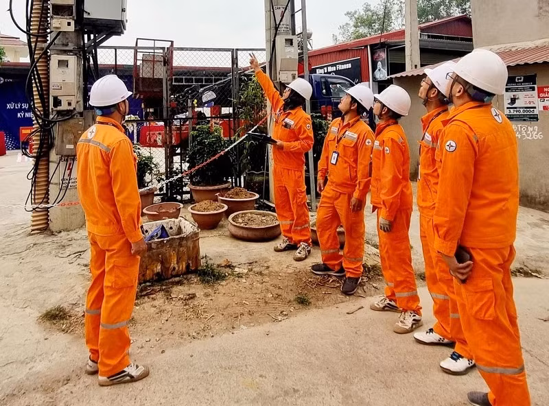 Lực lượng diễn tập thực hành đánh giá nguyên nhân sự cố lưới điện.