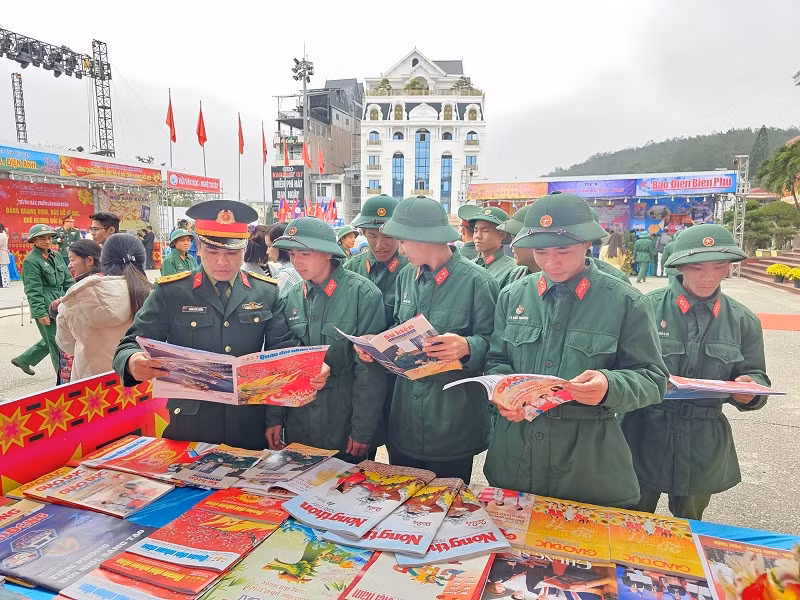 Cán bộ, chiến sĩ các đơn vị vũ trang tại Điện Biên đến tham quan Hội Báo Xuân Điện Biên năm 2024.