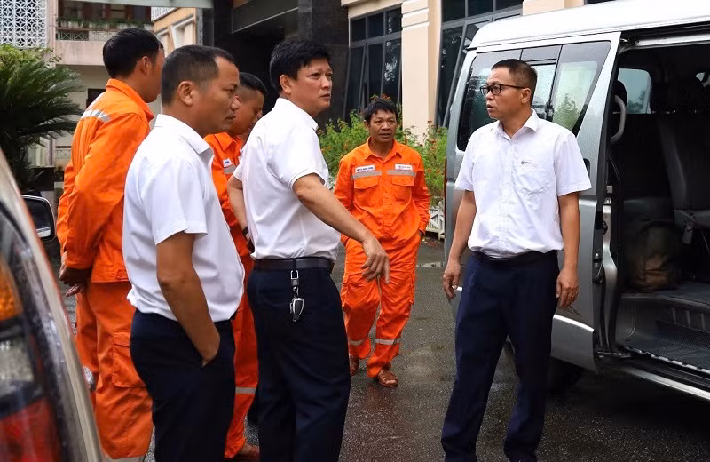 Các đồng chí lãnh đạo Công ty Điện lực Điện Biên động viên thành viên Đội xung kích trước khi lên đường thực hiện nhiệm vụ.