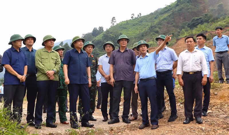 Đồng chí Trần Quốc Cường (thứ ba từ trái sang), Bí thư Tỉnh ủy Điện Biên, kiểm tra công tác phòng chống hậu quả thiên tai tại huyện Mường Chà.