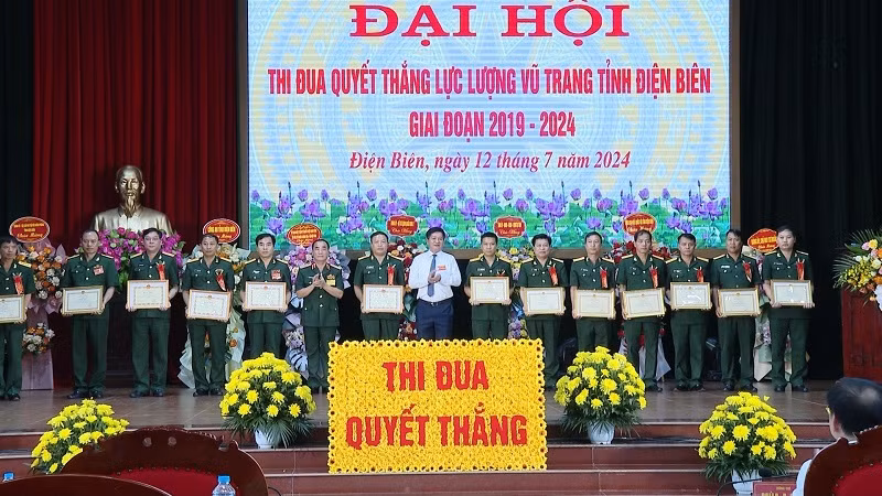 Đồng chí Lê Thành Đô, Chủ tịch Ủy ban nhân dân tỉnh Điện Biên và Thiếu tướng Nguyễn Đăng Khải trao Bằng khen tặng các tập thể, cá nhân có nhiều thành tích xuất sắc trong thực hiện phong trào thi đua quyết thắng.