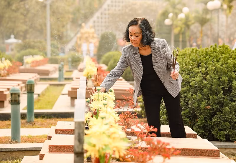 Đồng chí Trương Thị Mai thắp hương trên các phần mộ liệt sĩ trong nghĩa trang liệt sĩ A1.