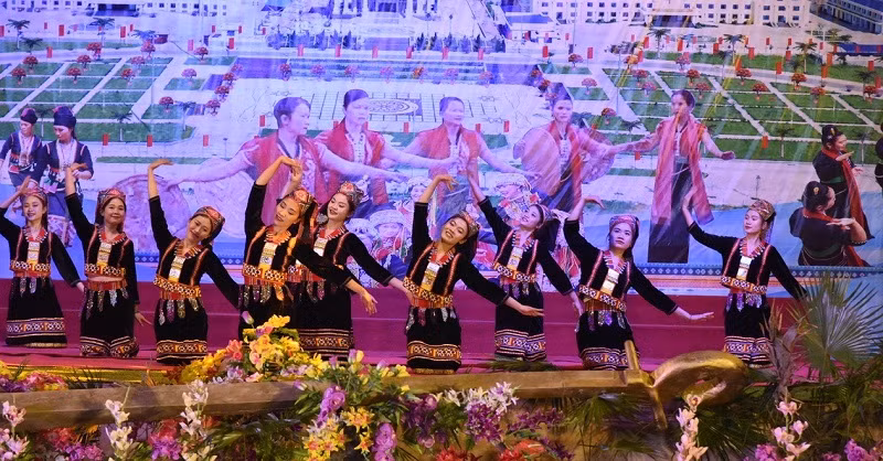 Hát múa Mừng Đảng-Mừng Xuân tại lễ khai mạc Ngày hội Văn hóa các dân tộc Nậm Pồ.