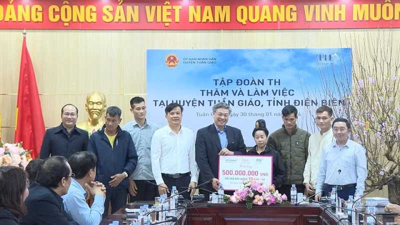 Tập đoàn TH trao 500 triệu đồng hỗ trợ xây dựng 10 căn nhà cho hộ nghèo huyện Tuần Giáo. Tập đoàn TH trao 500 triệu đồng hỗ trợ xây dựng 10 căn nhà cho hộ nghèo huyện Tuần Giáo.