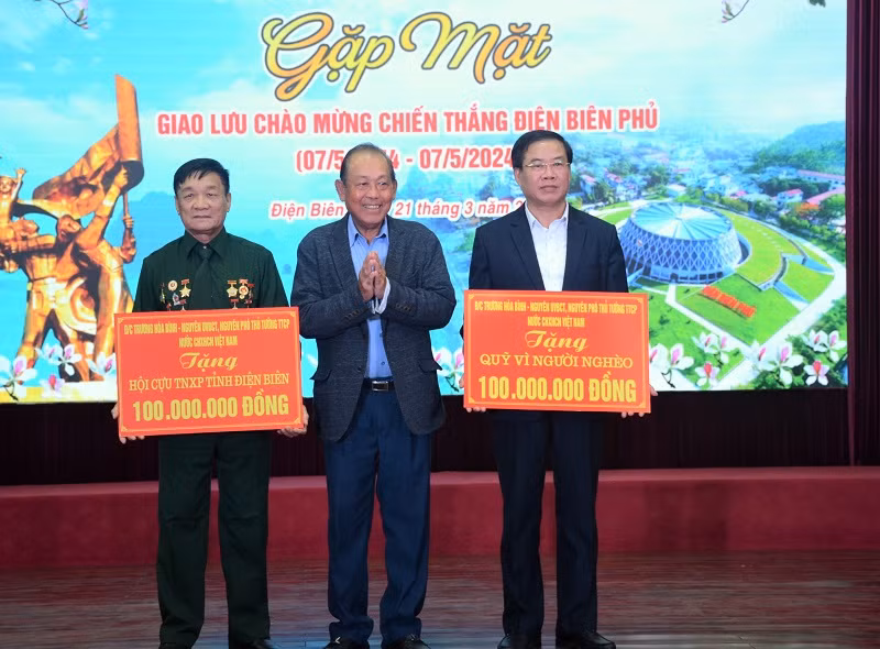 Nguyên Phó Thủ tướng Trương Hòa Bình trao 200 triệu đồng tặng Quỹ Vì người nghèo và Hội Cựu Thanh niên xung phong tỉnh Điện Biên.