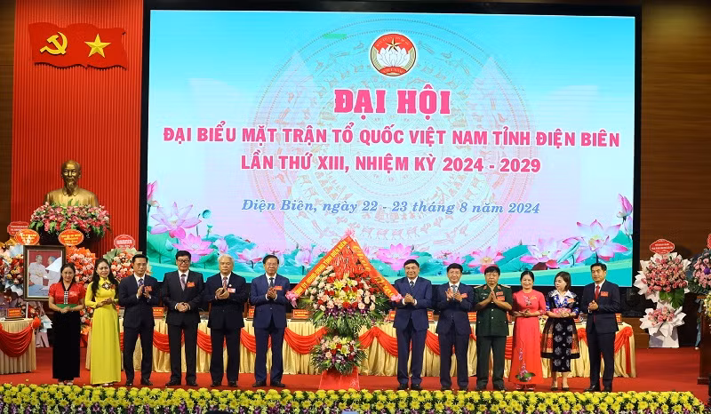 Đồng chí Trần Quốc Cường, Bí thư Tỉnh ủy Điện Biên tặng hoa chúc mừng đại hội.