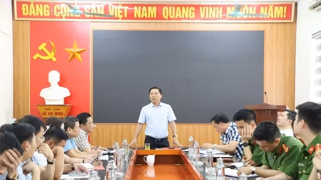 Đồng chí Nguyễn Thanh Liêm, Bí thư huyện ủy Mê Linh chỉ đạo giải quyết vướng mắc trong công tác giải phóng mặt bằng tại xã Văn Khê. (Ảnh: Cổng Thông tin điện tử huyện Mê Linh)