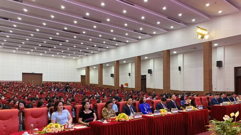 Các đại biểu và học viên tham dự lễ khai mạc.