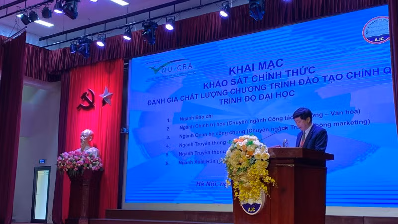 Phó Giáo sư, Tiến sĩ Phạm Minh Sơn, Giám đốc Học viện Báo chí và Tuyên truyền phát biểu tại buổi lễ.