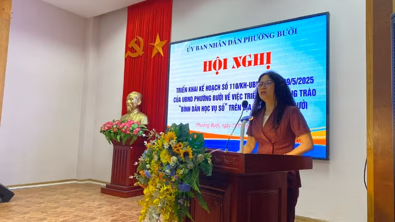 Đồng chí Nguyễn Thị Ánh Ngọc, Bí thư Đảng ủy phường Bưởi phát biểu chỉ đạo.