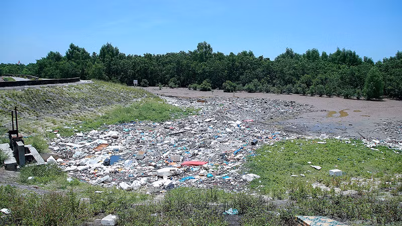 Rác thải biển tồn đọng nhiều, gây ô nhiễm môi trường tại tuyến đê biển của huyện Hậu Lộc, tỉnh Thanh Hóa. (Ảnh: HUY HOÀNG)