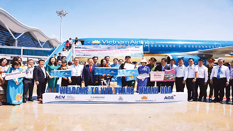 Tỉnh Khánh Hòa tặng quà khách đến từ Incheon (Hàn Quốc) trên chuyến bay VN441.