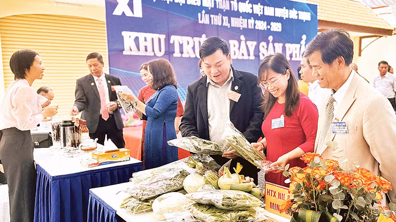 Anh Lưu Lập Đức (thứ 3 bên phải, dân tộc Tày), giám đốc doanh nghiệp và hợp tác xã tại huyện Đức Trọng, Lâm Đồng.