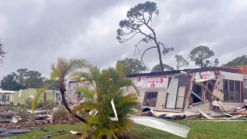 Nhiều nhà ở Florida bị phá hủy do bão. (Ảnh REUTERS)