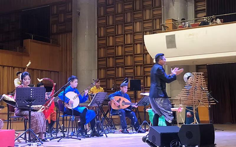 Nhạc trưởng Watchara Pluemyart "dẫn dắt" những tràng pháo tay của khán giả. Nhạc trưởng Watchara Pluemyart "dẫn dắt" những tràng pháo tay của khán giả.