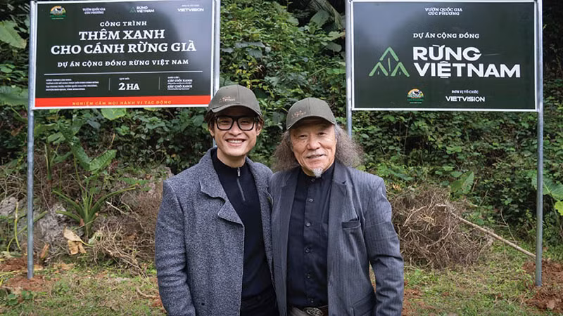 Ca sĩ Hà Anh Tuấn và nghệ sĩ Kitaro tại dự án Rừng Việt Nam, Thung Trẩu, Rừng quốc gia Cúc Phương, Ninh Bình.