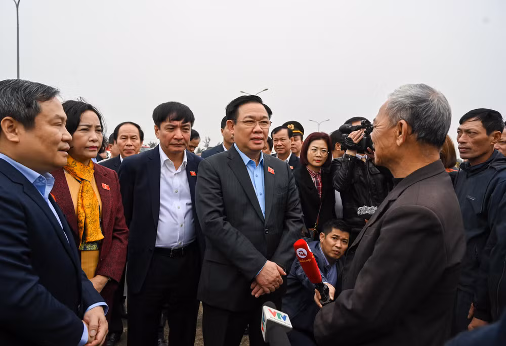 Chủ tịch Quốc hội Vương Đình Huệ trò chuyện, thăm hỏi đời sống của các ngư dân.