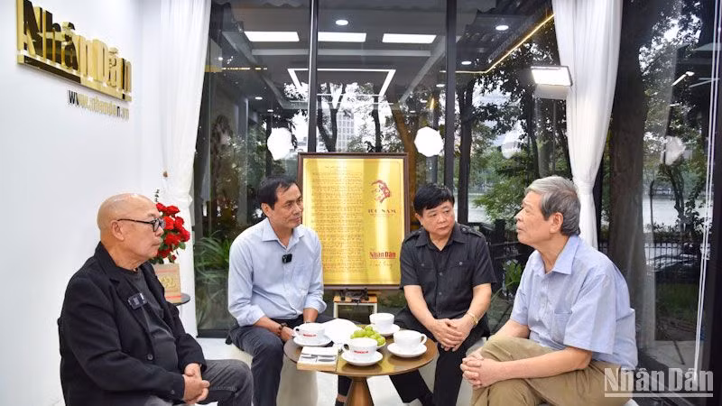 Buổi trò chuyện giữa các văn, nghệ sĩ về nhạc sĩ Văn Cao. (Ảnh: NHẬT QUANG)