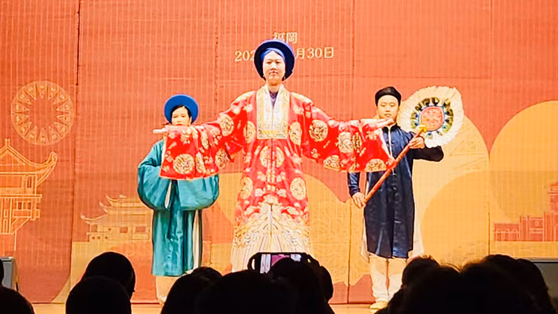 Trình diễn áo dài Nhật Bình trong đêm diễn “Hương sắc Việt Nam”. (Ảnh: Ê kíp cung cấp)