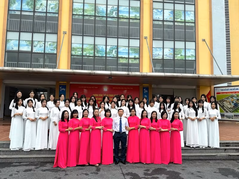 Những tà áo dài góp phần mang đến niềm hứng khởi đầu năm học cho thầy trò Trường Phổ thông trung học Tân Sơn.