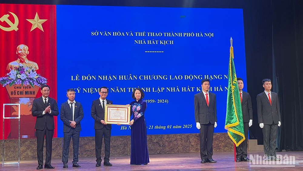 Nhà hát Kịch Hà Nội đón nhận Huân chương Lao động hạng Nhì.