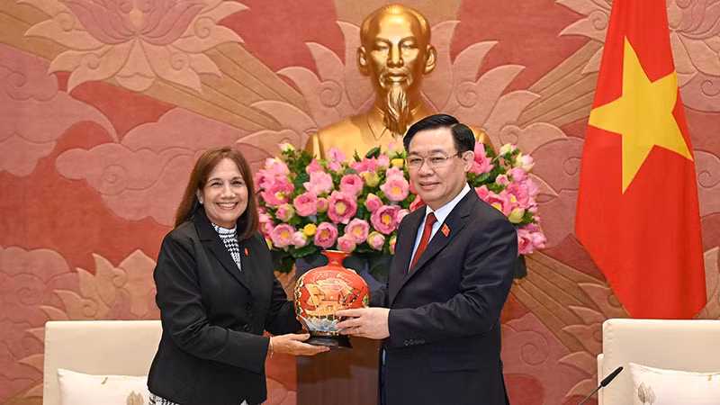 Chủ tịch Quốc hội Vương Đình Huệ tặng quà lưu niệm cho Phó Chủ tịch Quốc hội Cuba Ana María Mari Machado.