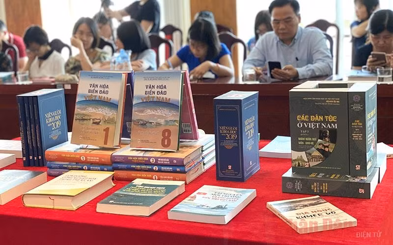 Các ấn phẩm tuyên truyền về biển đảo. (Ảnh: NGUYỄN MINH)