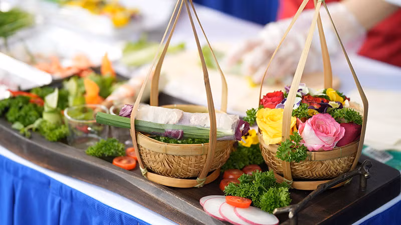 Giới thiệu món ăn trong Ngày hội.