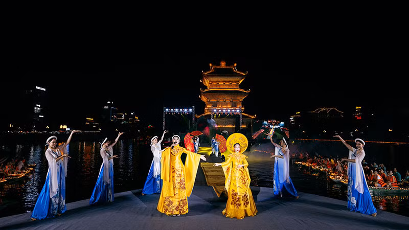 Thạch Linh trình diễn ca khúc "Hào khí Việt Nam".