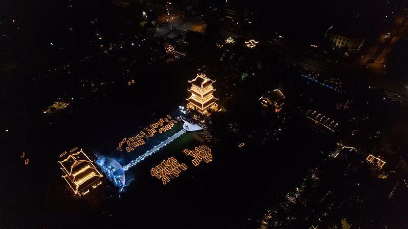 Toàn cảnh đêm diễn nhìn từ trên cao.