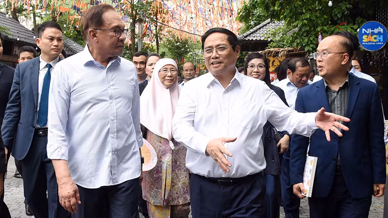 Thủ tướng Phạm Minh Chính và Thủ tướng Anwar Ibrahim cùng hai Phu nhân thăm phố sách Hà Nội. Phố sách (phố "19 tháng 12") là con phố đẹp gần Hồ Gươm, nối hai phố Lý Thường Kiệt và Hai Bà Trưng, quận Hoàn Kiếm.