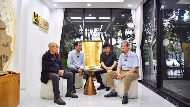 Các diễn giả trò chuyện về nhạc sĩ Văn Cao. Các diễn giả trò chuyện về nhạc sĩ Văn Cao.