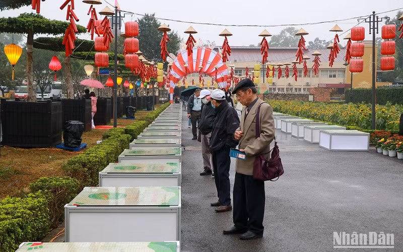 Vinh danh các nhà thơ nhiều thế hệ tại Đường thơ trong Hoàng thành Thăng Long trong khuôn khổ Ngày thơ Việt Nam 2023. (Ảnh: NHẬT QUANG)