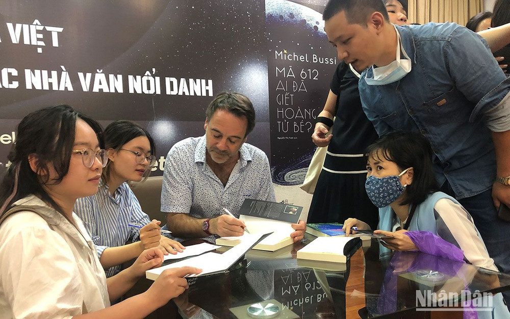 Nhà văn trinh thám Pháp Michael Bussi giao lưu với bạn đọc Việt Nam.