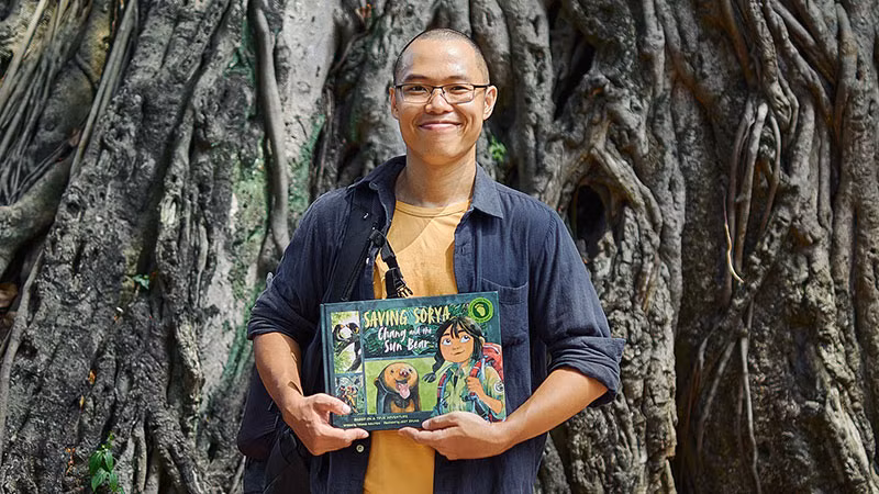 Họa sĩ Jeet Zdũng và tác phẩm Saving Sorya: Chang and the Sun Bear. (Ảnh: Nguyễn Kim Long)